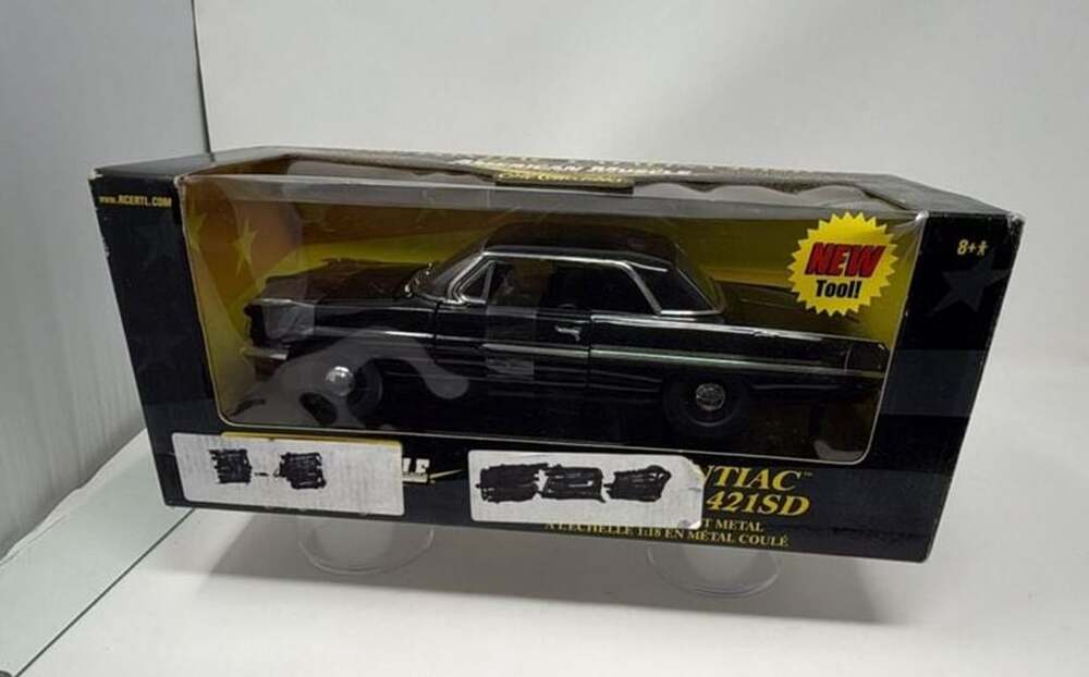 Ertl American Muscle 1962 Pontiac Catalina 421SD 1/18 Scale Diecast Model Car Bl